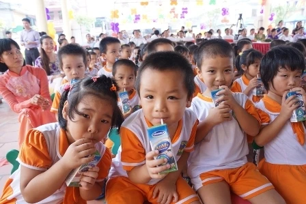 Các cháu trường Mầm non Nội Duệ (Bắc Ninh) uống sữa tại Ngày.