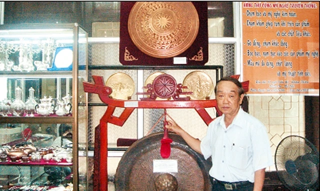 Nghệ nhân Nguyễn Ngọc Trọng giới thiệu một số sản phẩm của gia đình.
