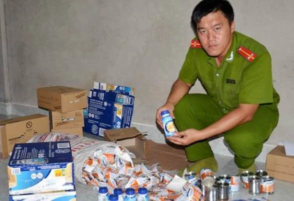 Tang vật là các nhãn mác và sữa Ensure giả thu giữ tại nhà của Trần Bảo Thiện.