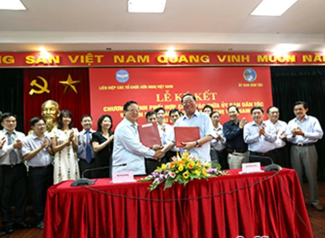 Bộ trưởng, Chủ nhiệm UBDT Giàng Seo Phử (phải) và Chủ tịch Liên hiệp các Tổ chức Hữu nghị Việt Nam Vũ Xuân Hồng tại lễ ký kết.