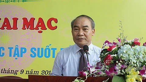Thứ trưởng GD và ĐT Nguyễn Vinh Hiển phát biểu tại buổi lễ.