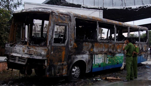 Chiếc xe buýt bị cháy rụi chỉ còn trơ khung sườn tại hiện trường.