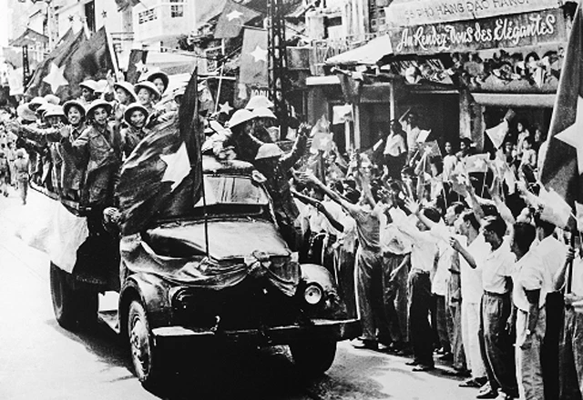 Các tầng lớp nhân dân Thủ đô chào đón bộ đội giải phóng sáng 10-10-1954.