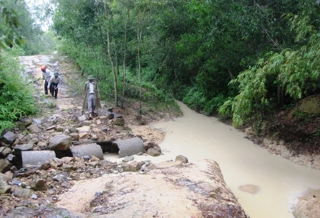 Cống dẫn nước bị sạt lở nghiêm trọng.