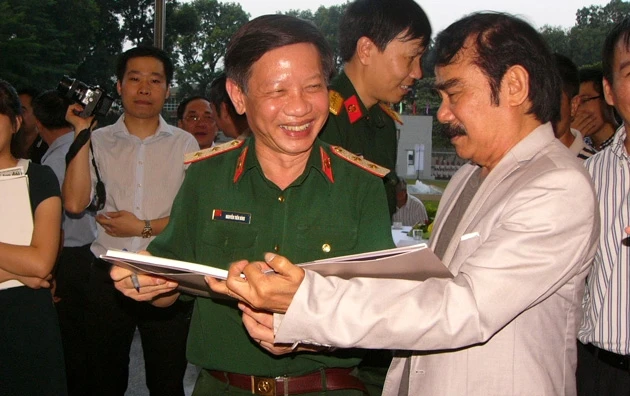 Trung tướng Nguyễn Tiến Bình ký sách cho bạn bè – những người mua ủng hộ “Quỹ khích lệ học viên giỏi” 