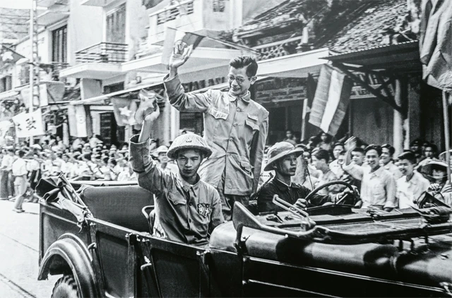 Phó Chủ tịch Ủy ban Quân chính Hà Nội Trần Duy Hưng từ Việt Bắc tiến về tiếp quản Thủ đô năm 1954. Ảnh:Đào Trình