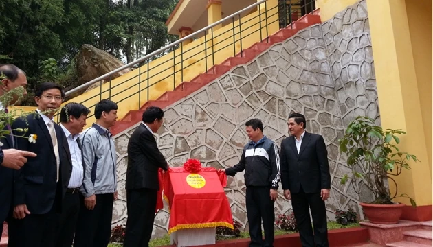 Bộ trưởng Phạm Vũ Luận khánh thành nhà công vụ giáo viên ở Bản Khoang.