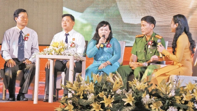 Các gương điển hình “Dân vận khéo” năm 2014 giao lưu, trao đổi kinh nghiệm công việc.