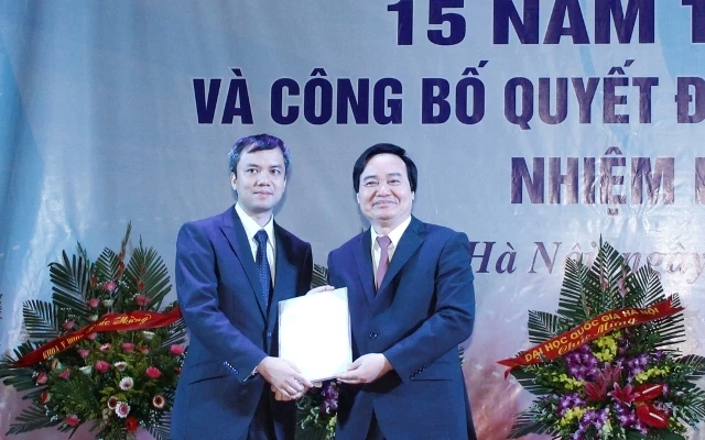 PGS.TS Nguyễn Việt Hà (trái) nhận quyết định bổ nhiệm Hiệu trưởng