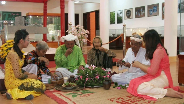 Các nghệ nhân biểu diễn cách tiêm trầu, ăn trầu và hướng dẫn cách tiêm trầu cho thanh niên và du khách tham quan.