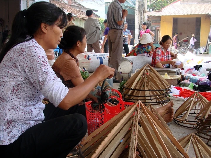 Một phiên chợ nón làng Chuông.