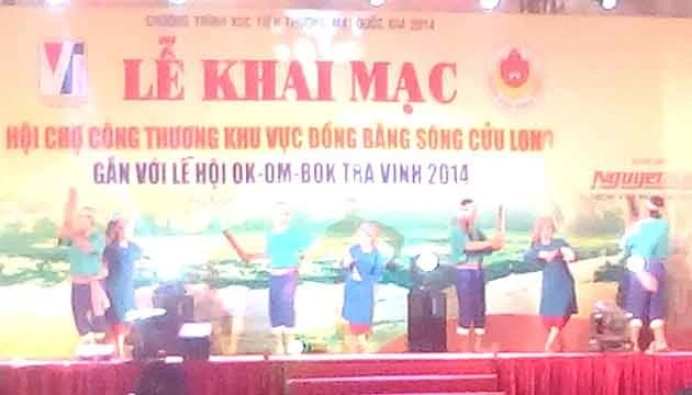 Trà Vinh: Khai mạc hội chợ Công thương gắn với Lễ hội Ok- Om- Bok