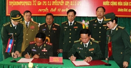Lễ ký kết nghĩa giữa lực lượng bảo vệ biên giới hai tỉnh Quảng Bình và Khăm Muộn (Lào).