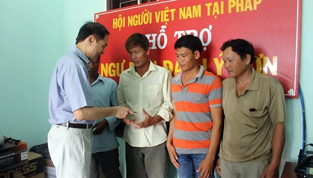 Đại diện Hội người Việt Nam tại Pháp trao tiền cho ngư dân Lý Sơn.