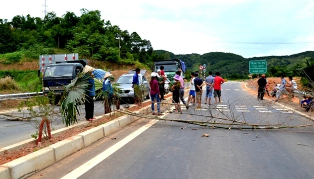 Người dân ở Xuân Giao (Bảo Thắng) chặn đường cao tốc để đòi nợ tiền công