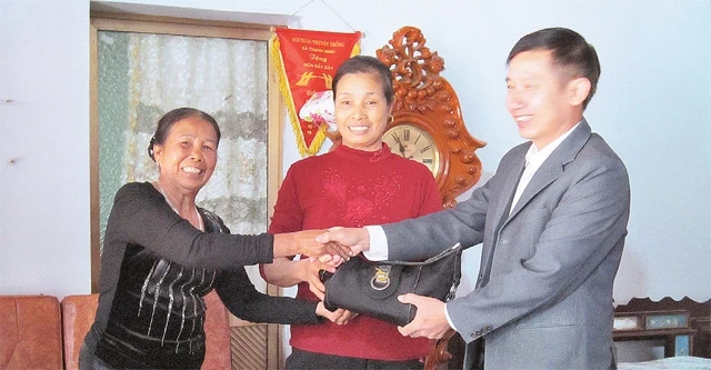 Tại UBND thị trấn Hương Sơn (Phú Bình, Thái Nguyên), bà Dương Thị Mai (người mặc áo đen) trao số tiền cho người bị mất.