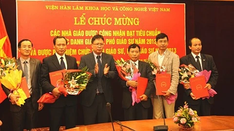 Giáo sư Châu Văn Minh (đứng giữa, đeo kính). (ảnh minh họa).
