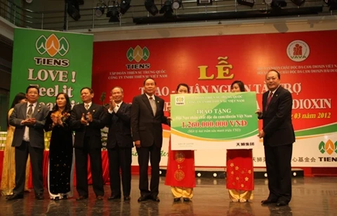 Tập đoàn Tiens trao quà cho Hội nạn nhân chất độc da cam dioxin Việt Nam.