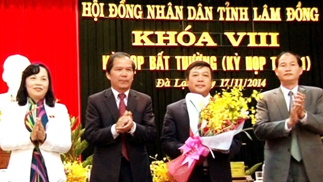 Bí thư Tỉnh ủy Lâm Đồng (thứ hai, bên trái) tặng hoa chúc mừng tân Chủ tịch UBND tỉnh Đoàn Văn Việt.
