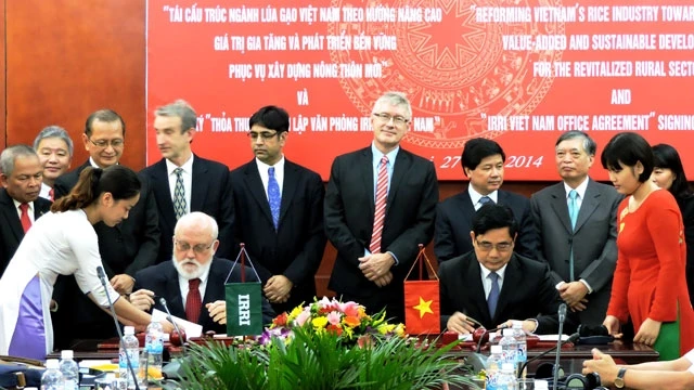 Ký Biên bản thỏa thuận thành lập Văn phòng quốc gia của Viện nghiên cứu lúa quốc tế tại Việt Nam