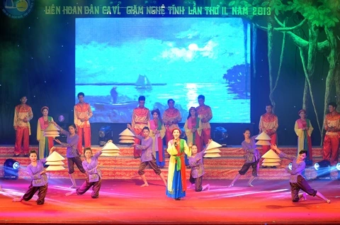 Tiết mục hát ví phường nón tại Liên hoan dân ca Ví, Giặm Nghệ Tĩnh lần thứ hai, năm 2013.          Ảnh: ÐĂNG KHOA