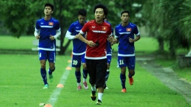 HLV Mi-u-ra (người dẫn đầu trong ảnh) chỉ đạo các cầu thủ đội tuyển Việt Nam trong bài tập thể lực.