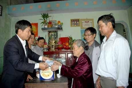 Trung tâm Dịch vụ Viễn thông khu vực 3 thăm và tặng quà Tết Mẹ Việt Nam Anh hùng Lê Thị Thân, 89 tuổi, ở thôn 1, xã Bình
