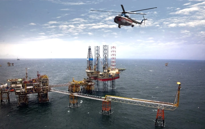 Giàn khoan khai thác dầu khí trên biển ở mỏ Bạch Hổ của Xí nghiệp liên doanh dầu khí Việt - Nga (Vũng Tàu).                       Ảnh: KHẮC HƯỜNG