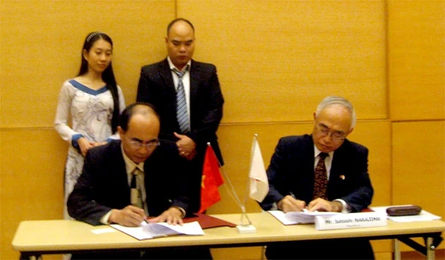 Tổng Lãnh sự Nhật Bản tại TP Hồ Chí Minh Nakajima Satoshi (bên phải) và lãnh đạo UBND huyện Tuy Đức (tỉnh Đác Nông) ký kết hợp đồng viện trợ.