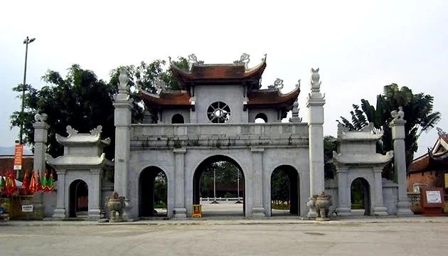 Nghi môn Đền Tổ Mẫu Âu Cơ. 