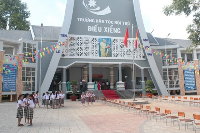 Trường Dân tộc nội trú Điểu Xiểng, huyện Xuân Lộc (Đồng Nai) vừa được đầu tư xây dựng với tổng kinh phí gần 80 tỷ đồng. Trường có 12 phòng học, cùng một số phòng chức năng, ký túc xá có chỗ ở nội trú 