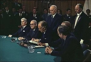 Phía Mỹ ký Hiệp định Paris.