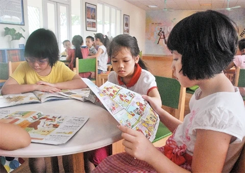 Các em học sinh Trường tiểu học Nghĩa Tân trong giờ đọc sách tại thư viện. Ảnh: THU HÀ