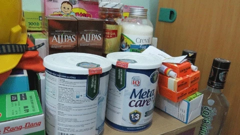 Một số sản phẩm nghi giả bị thu giữ tại trụ sở Đội Quản lý thị trường số 14 Hà Nội (Hình trong ảnh có kèm hàng thật để đối chứng).