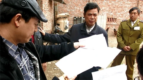 Các lực lượng chức năng kiểm tra giấy tờ kinh doanh thịt trâu của đại lý Hòa Thúy ở Bắc Ninh.