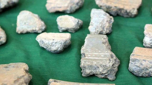 Những mảnh khuôn đúc trống đồng được tìm thấy ở Luy Lâu.