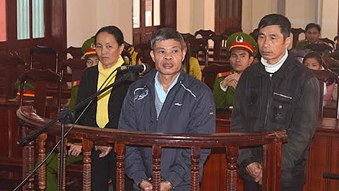 Các đối tượng mua bán vật liệu nổ tại tòa.