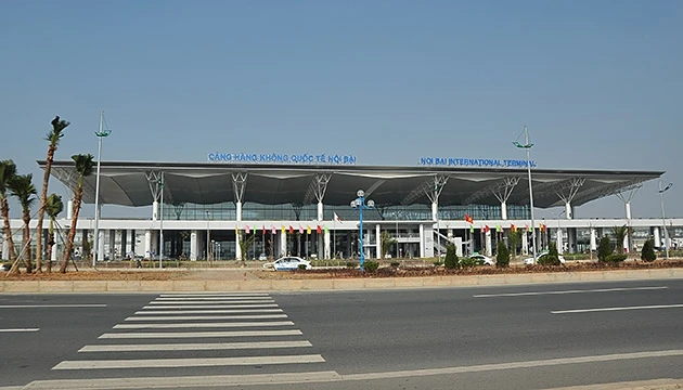 Mặt trước Nhà ga hành khách T2 - Sân bay Quốc tế Nội Bài. Đây là một trong ba công trình thuộc chuỗi dự án giao thông trọng điểm gồm cầu Nhật Tân, đường nối Nhật Tân - Sân bay Quốc tế Nội Bài và Nhà g