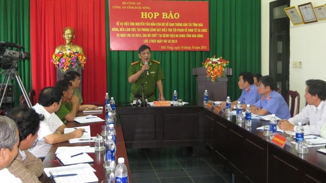 Đại tá Lương Ngọc Lếp, Phó Giám đốc Công an tỉnh, Thủ trưởng Cơ quan cảnh sát điều tra Công an tỉnh Đác Nông thông tin tại cuộc họp báo ngày 14-10-2014.