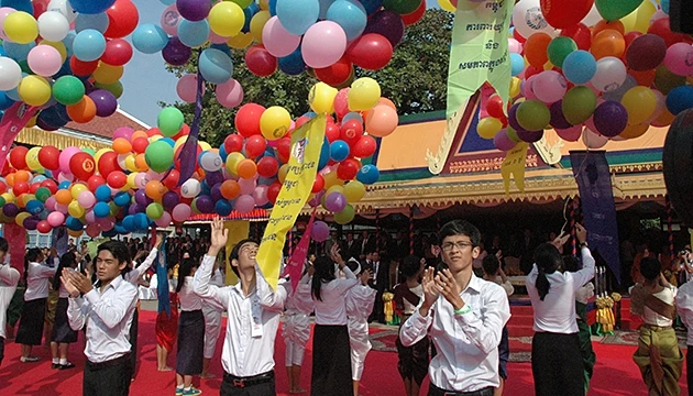 Thanh niên Campuchia thả bóng bay tại lễ mít tinh.