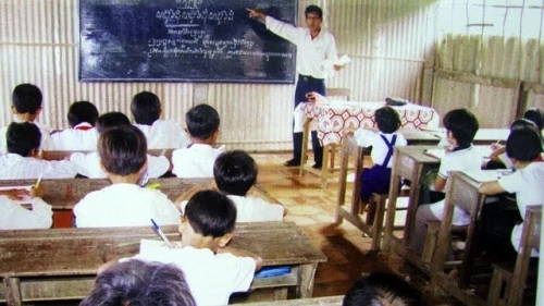 Giảng dạy tiếng Khmer tại Trường tiểu học dạy song ngữ Việt - Khmer ở huyện Trà Cú.