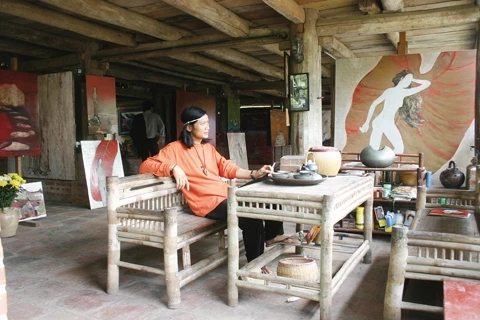 Một góc nhà sàn Ngọc Thụy của họa sĩ Đào Anh Khánh.