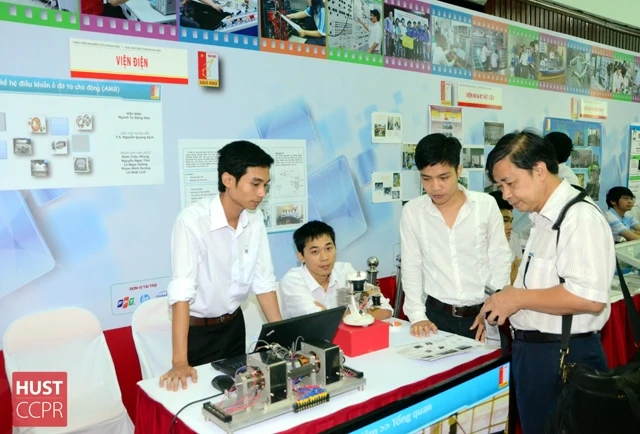Triển lãm sản phẩm nghiên cứu khoa học của sinh viên Trường đại học Bách khoa Hà Nội. Ảnh: THÀNH CHUNG