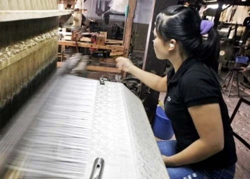 Nghề dệt lụa thu hút nhiều lao động trẻ ở Vạn Phúc.