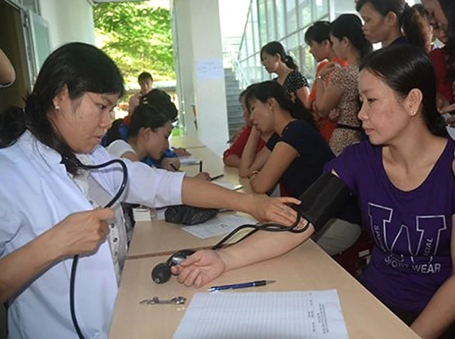 Kiểm tra sức khỏe cho các nữ công nhân tại KCN Hiệp Phước, huyện Nhà Bè (TP Hồ Chí Minh). 
