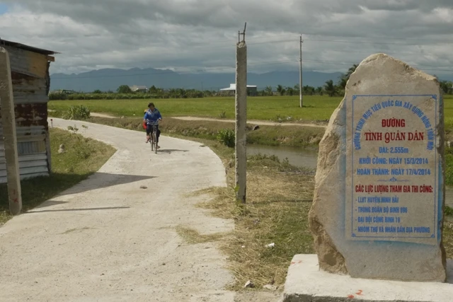 Con đường mới về khu đồng Ninh Căn, xã Hộ Hải, huyện Ninh Hải (Ninh Thuận) được bộ đội và nhân dân cùng làm.