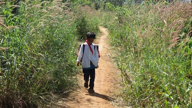  Để đến trường học chữ, con em đồng bào dân tộc ở thôn Ea Rớt, xã Cư Pui, huyện Krông Bông, tỉnh Đác Lắc phải băng rừng, lội suối.