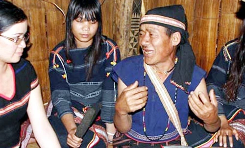 Già làng kể Khan sử thi cho dân làng nghe.