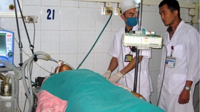 Các bác sĩ Bệnh viện Đa khoa tỉnh Thanh Hóa chăm sóc bệnh nhân nặng.