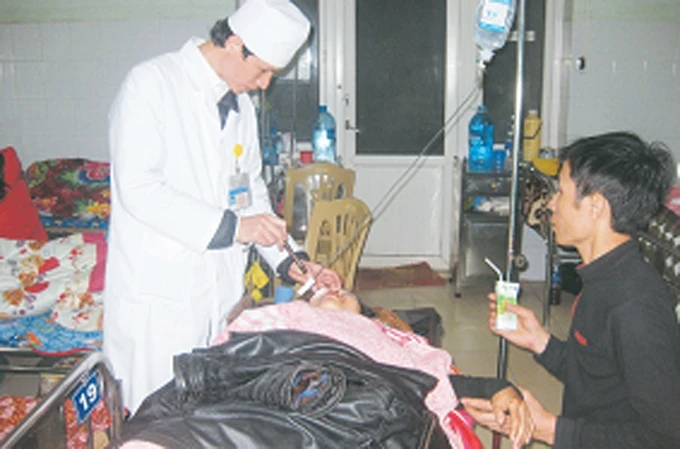  Bác sĩ Bệnh viện Đa khoa tỉnh Thanh Hóa chăm sóc, điều trị nạn nhân vụ tai nạn.